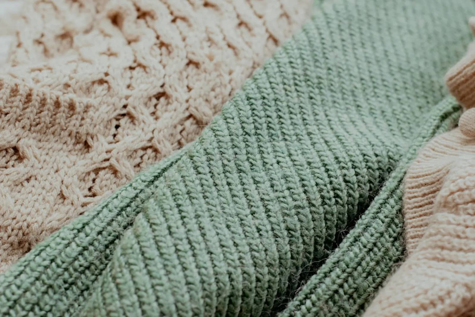 Gebreide babykleding in saliegroen en zandkleur
